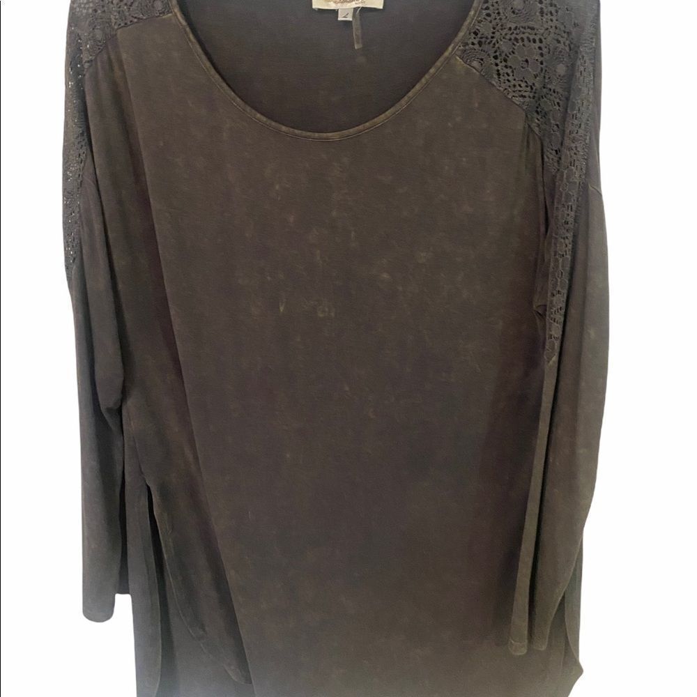 Andree by Unit Women’s Gray Distressed Top • Large